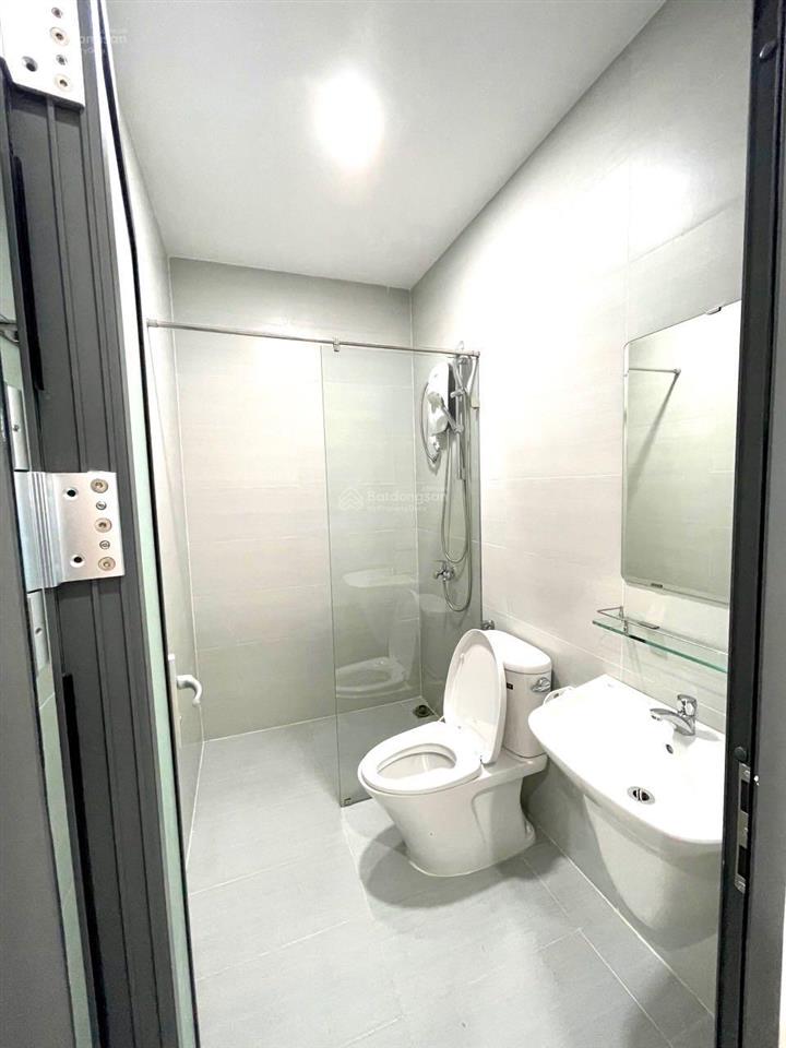 Chdv đầy đủ nội thất  thang máy  nhà xe  gần ngã 4 phú nhuận