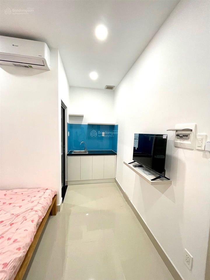 Chdv đầy đủ nội thất  thang máy  nhà xe  gần ngã 4 phú nhuận