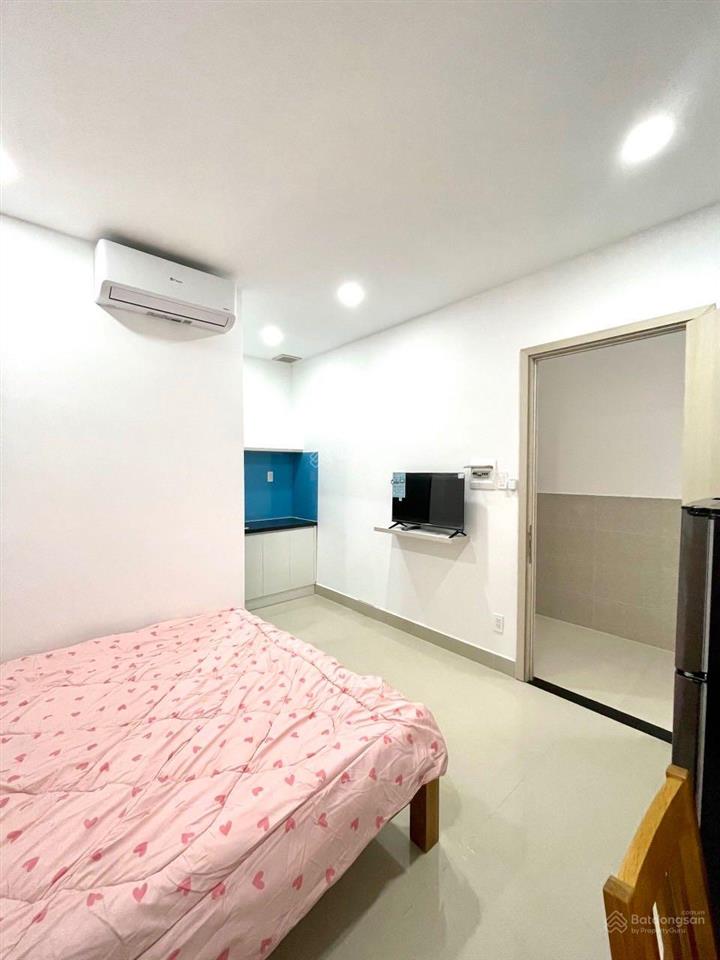 Chdv đầy đủ nội thất  thang máy  nhà xe  gần ngã 4 phú nhuận