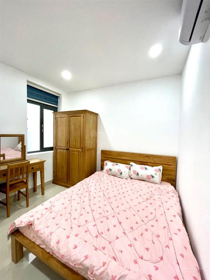 Chdv đầy đủ nội thất  thang máy  nhà xe  gần ngã 4 phú nhuận