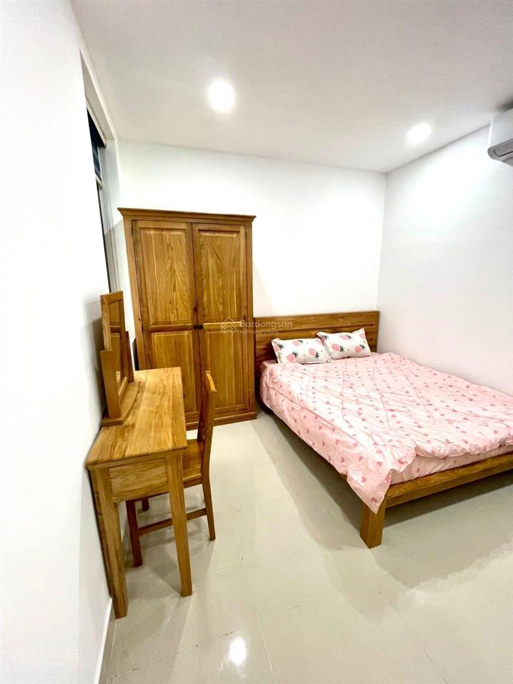 Chdv đầy đủ nội thất  thang máy  nhà xe  gần ngã 4 phú nhuận