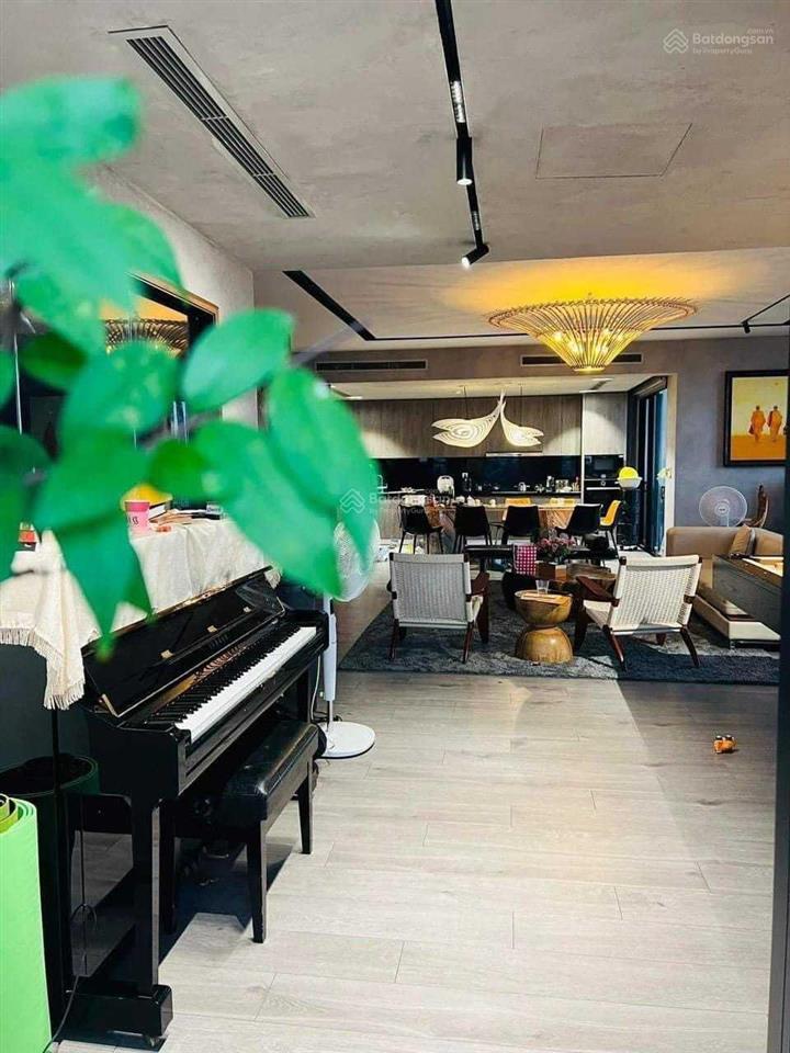 Chính chủ gửi bán căn hộ chung cư dt 250m2 penthouse kđt ngoại giao đoàn