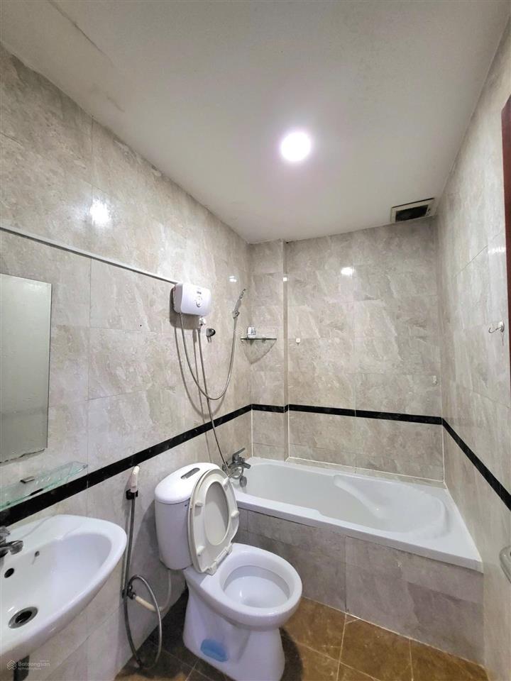 Phòng cho thuê ngay cầu ba son gần đường lê thánh tôn q1 giá rẻ