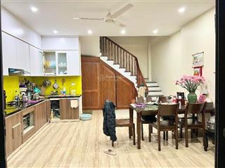 Bán nhà đẹp cầu giấy, nguyễn ngọc vũ 51m2 x 5t x 4 phòng ngủ. an ninh, yên tĩnh, ngõ nông