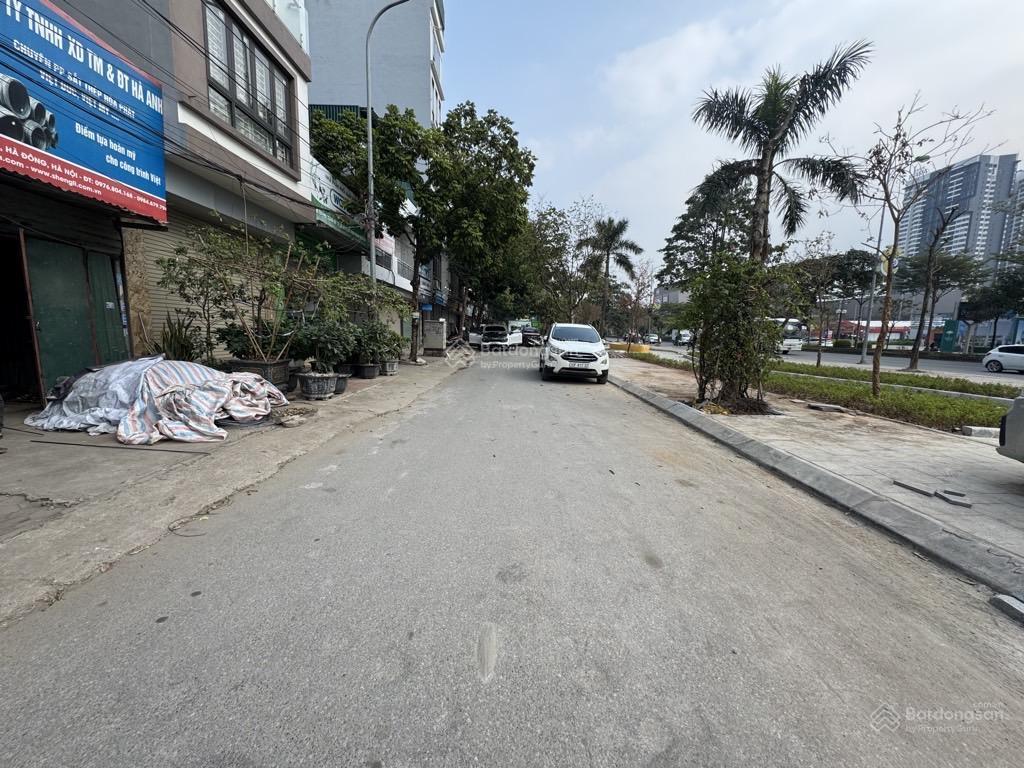 Gia đình cần bán 50m2 hơn 8 tỷ sát khu lk giếng sen bể bơi la khê ngõ ô tô mt 6m vuông đẹp