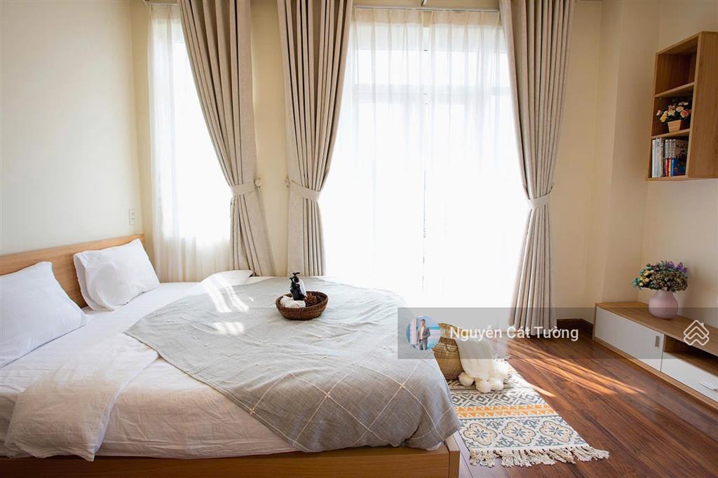 Penhouse 2 phòng ngủ, 77m2, ban công, tầng cao view thoáng, tòa nhà thang máy, hầm xe