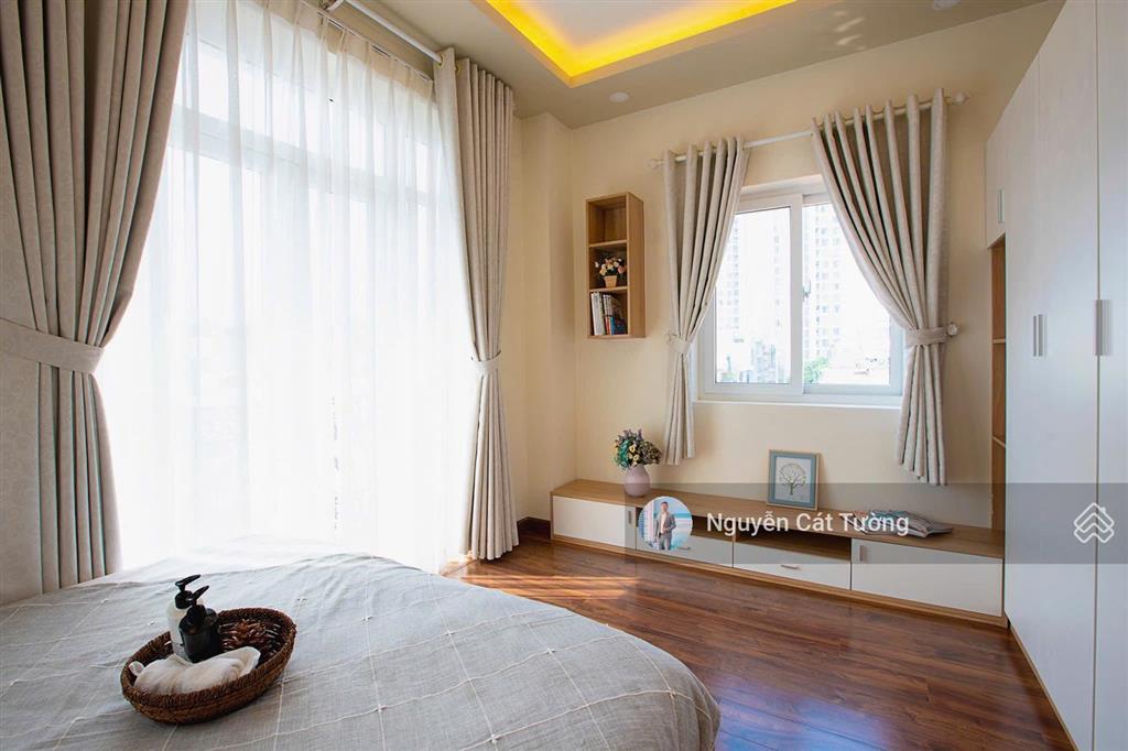 Penhouse 2 phòng ngủ, 77m2, ban công, tầng cao view thoáng, tòa nhà thang máy, hầm xe