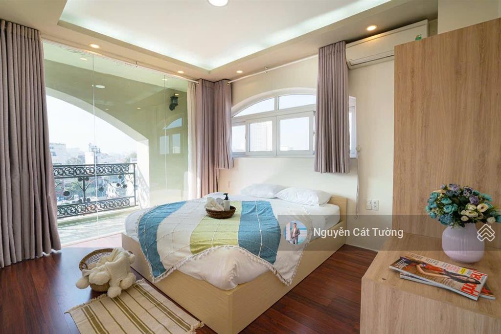 Penhouse 2 phòng ngủ, 77m2, ban công, tầng cao view thoáng, tòa nhà thang máy, hầm xe