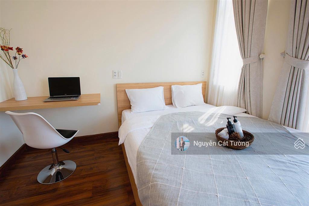 Penhouse 2 phòng ngủ, 77m2, ban công, tầng cao view thoáng, tòa nhà thang máy, hầm xe