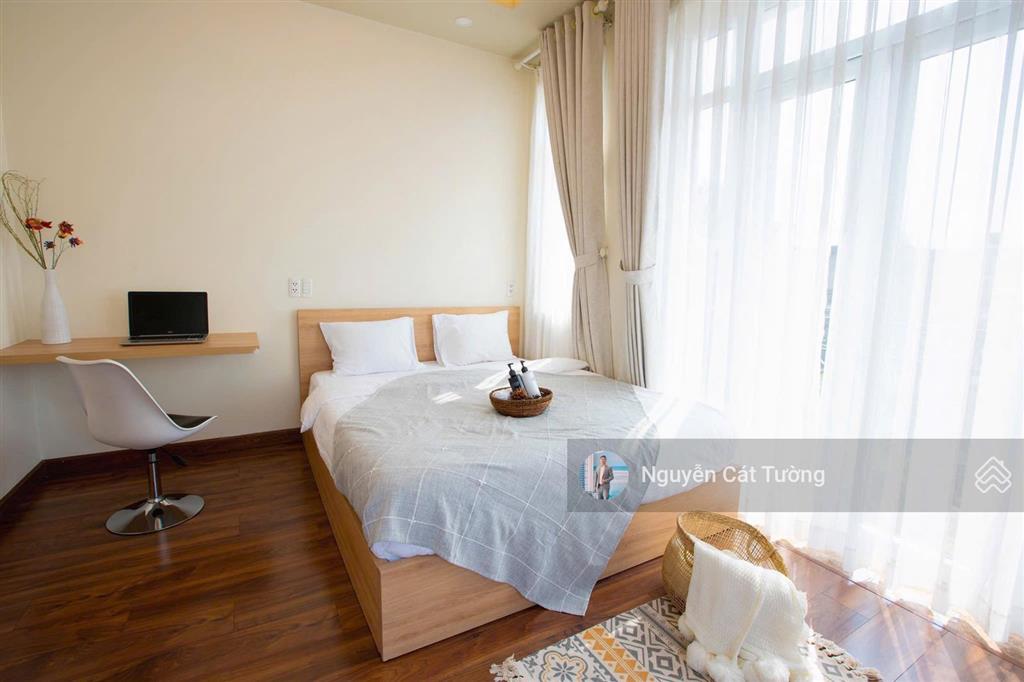 Penhouse 2 phòng ngủ, 77m2, ban công, tầng cao view thoáng, tòa nhà thang máy, hầm xe