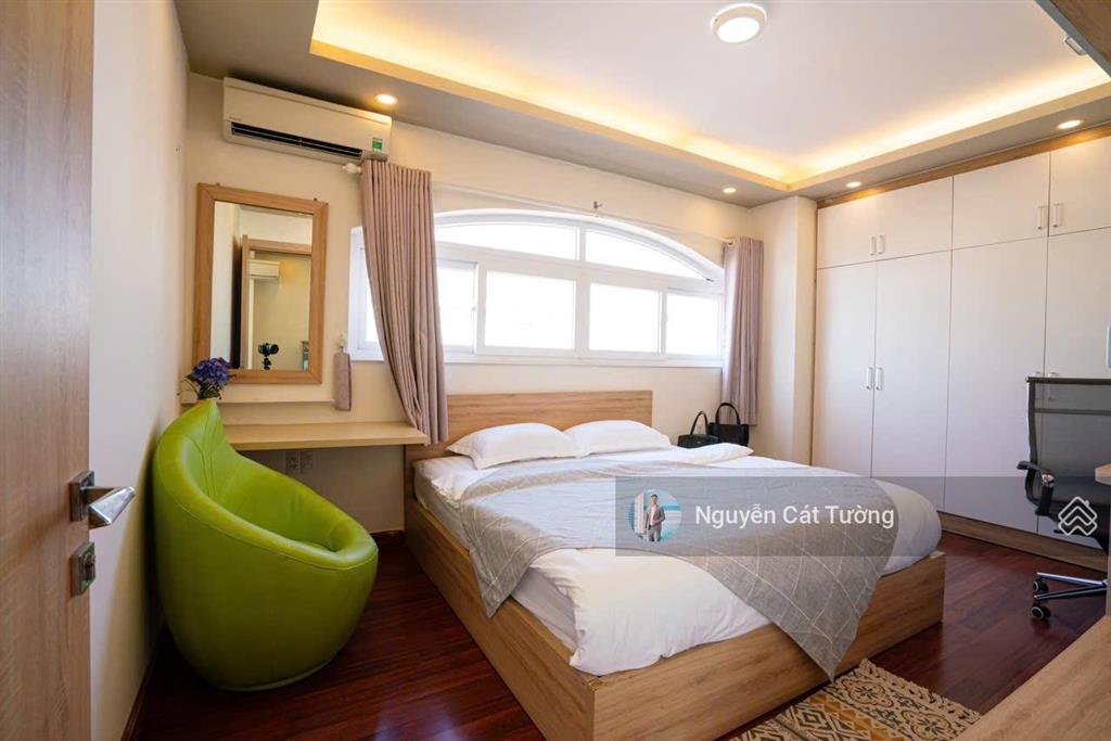 Penhouse 2 phòng ngủ, 77m2, ban công, tầng cao view thoáng, tòa nhà thang máy, hầm xe