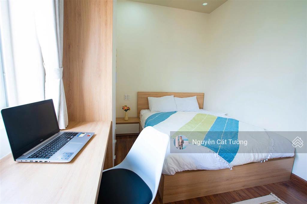 Penhouse 2 phòng ngủ, 77m2, ban công, tầng cao view thoáng, tòa nhà thang máy, hầm xe