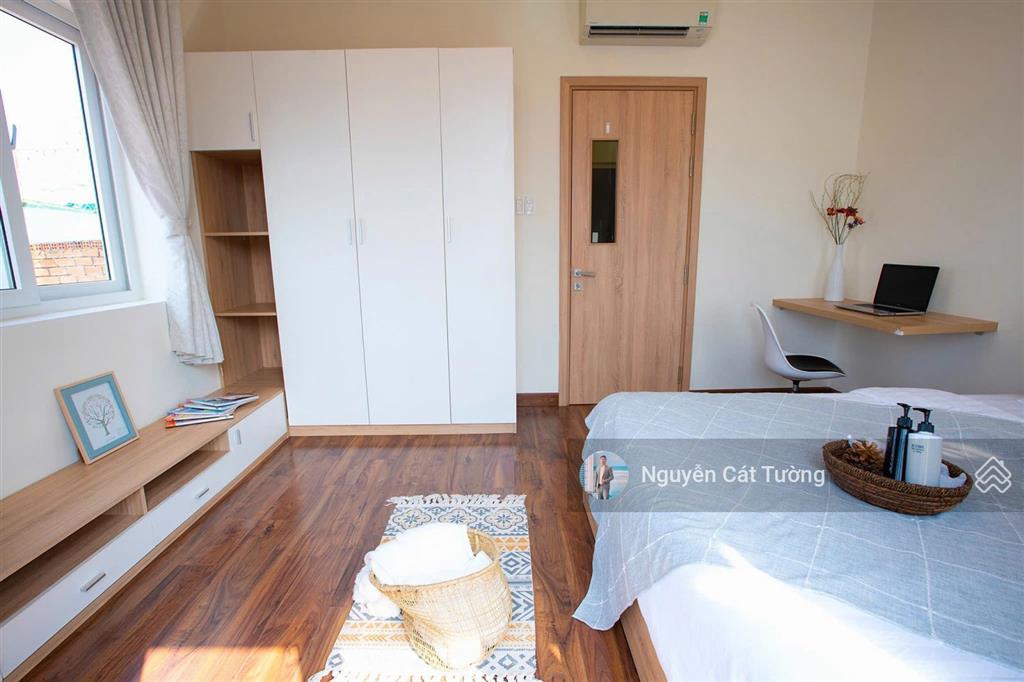 Penhouse 2 phòng ngủ, 77m2, ban công, tầng cao view thoáng, tòa nhà thang máy, hầm xe