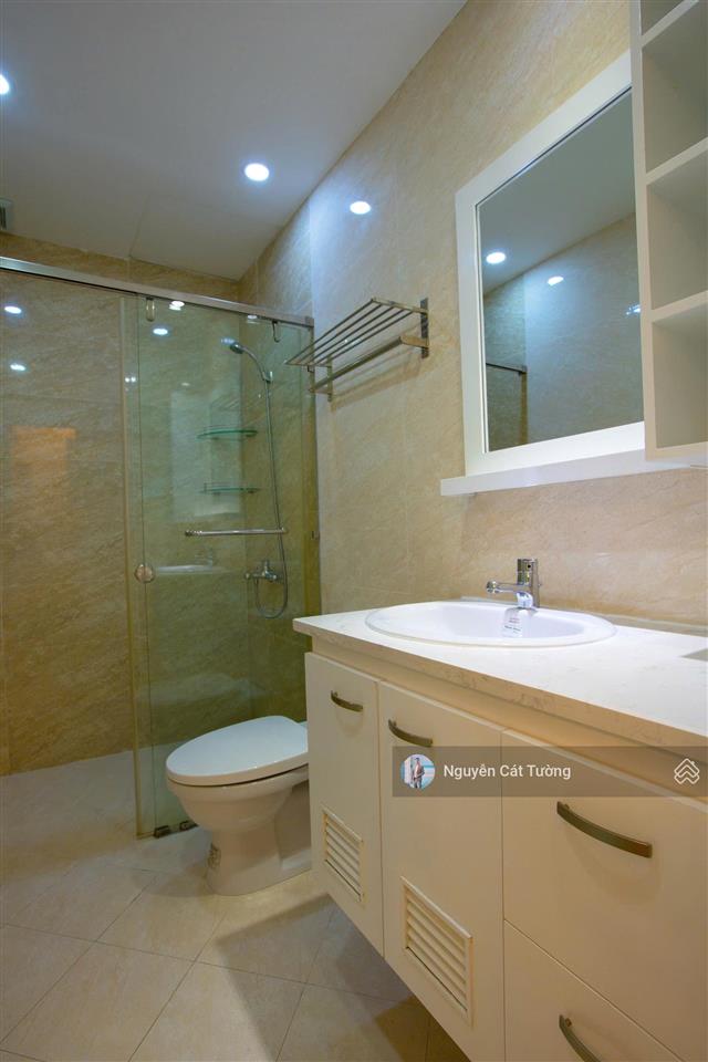 Penhouse 2 phòng ngủ, 77m2, ban công, tầng cao view thoáng, tòa nhà thang máy, hầm xe
