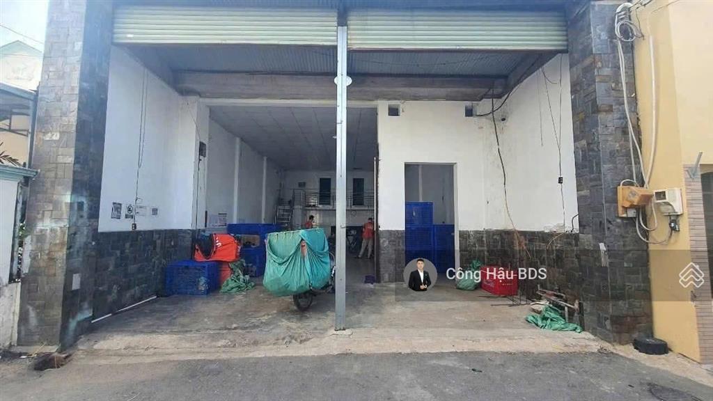 Bán đất tặng kho cho thuê 12tr/ th. dt 134.4m2. (7.5x 17.5m). tc 100m2. p. đông hoà, tp.hcm