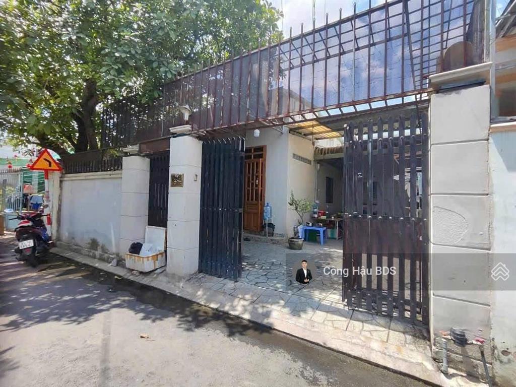 Bán đất tặng nhà xây kiên cố. dt 225.6m2. (9,5x 24m). tc 106.8m2. đường 6m. giá bán 5.2 tỷ tl