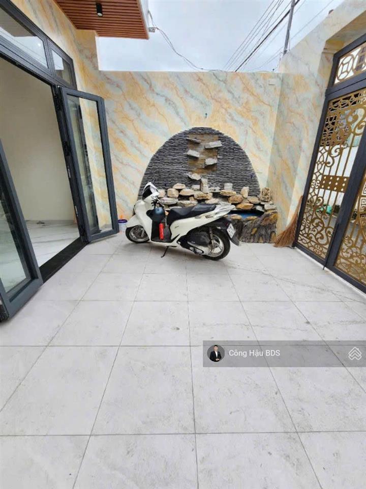 Bán nhà 3 tầng gần bv dĩ an. dt 68.2m2 (5.4x 12.7m). odt 60m2. dtsd~ 200m2. đường 5m. giá 4.5 tỷ