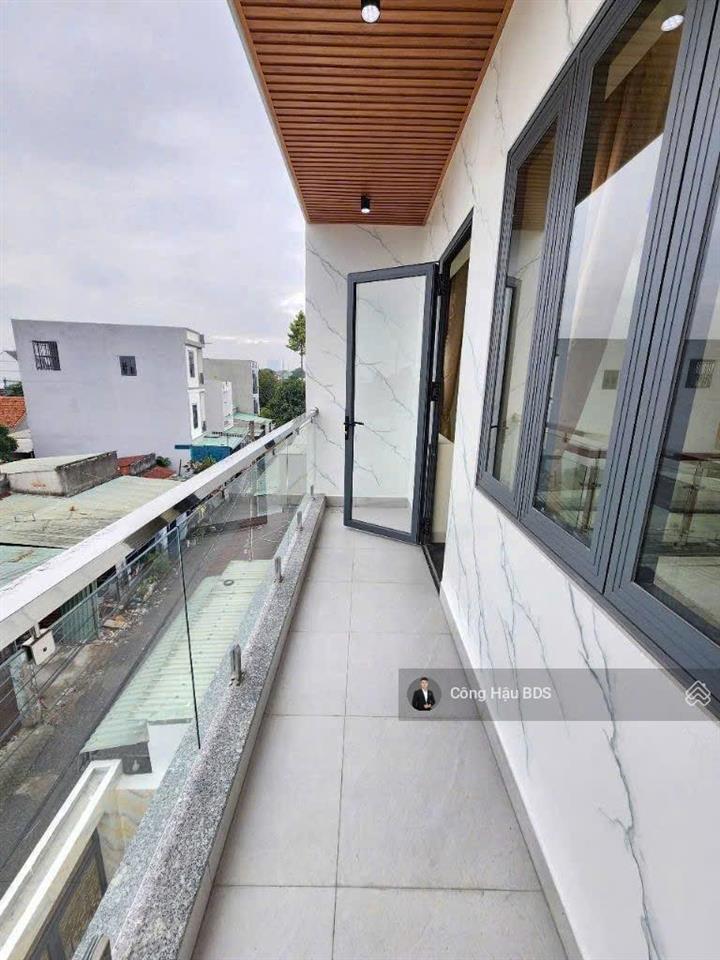 Bán nhà 3 tầng gần bv dĩ an. dt 68.2m2 (5.4x 12.7m). odt 60m2. dtsd~ 200m2. đường 5m. giá 4.5 tỷ