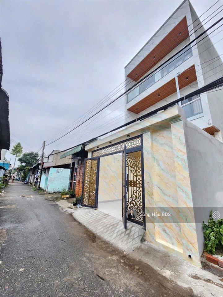 Bán nhà 3 tầng gần bv dĩ an. dt 68.2m2 (5.4x 12.7m). odt 60m2. dtsd~ 200m2. đường 5m. giá 4.5 tỷ