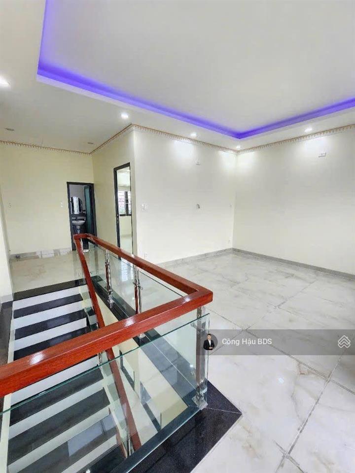 Bán nhà 3 tầng gần bv dĩ an. dt 68.2m2 (5.4x 12.7m). odt 60m2. dtsd~ 200m2. đường 5m. giá 4.5 tỷ