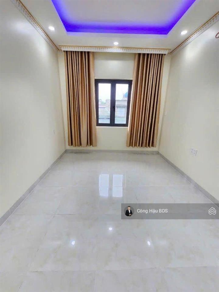 Bán nhà 3 tầng gần bv dĩ an. dt 68.2m2 (5.4x 12.7m). odt 60m2. dtsd~ 200m2. đường 5m. giá 4.5 tỷ