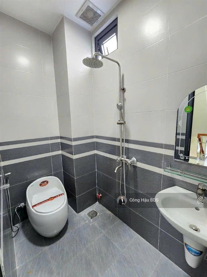 Bán nhà 3 tầng gần bv dĩ an. dt 68.2m2 (5.4x 12.7m). odt 60m2. dtsd~ 200m2. đường 5m. giá 4.5 tỷ