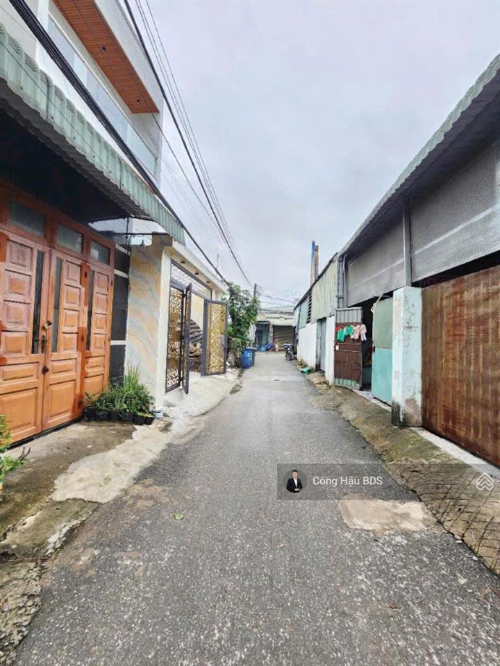 Bán nhà 3 tầng gần bv dĩ an. dt 68.2m2 (5.4x 12.7m). odt 60m2. dtsd~ 200m2. đường 5m. giá 4.5 tỷ