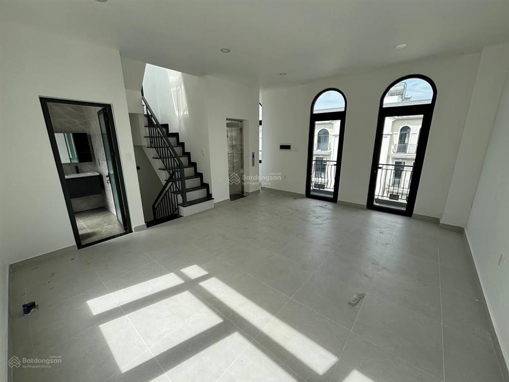 Cho thuê nhà phố vinhomes grand park 84m2 thiết kế 5 tầng thang máy+ máy lạnh nhà mới hoàn thiện