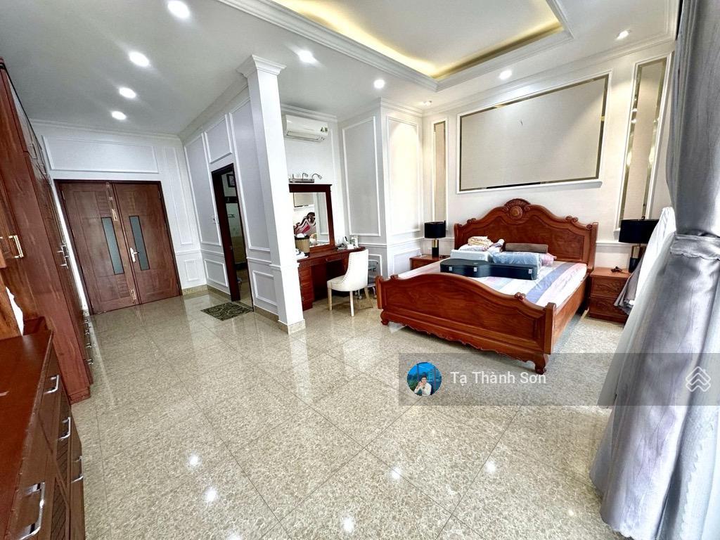 Biệt thự mặt tiền ngay bv thành phố, 427m2 , tặng full nội thất, chủ bán gấp, có hồ bơi lớn