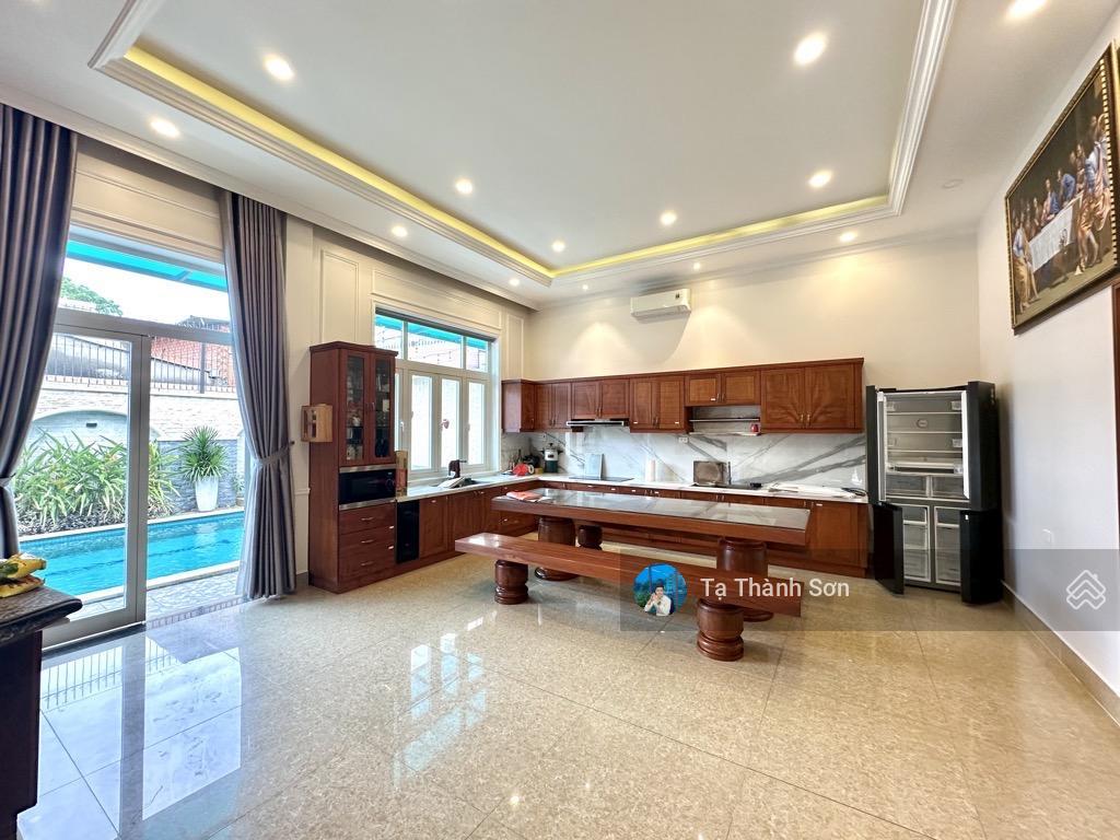 Biệt thự mặt tiền ngay bv thành phố, 427m2 , tặng full nội thất, chủ bán gấp, có hồ bơi lớn