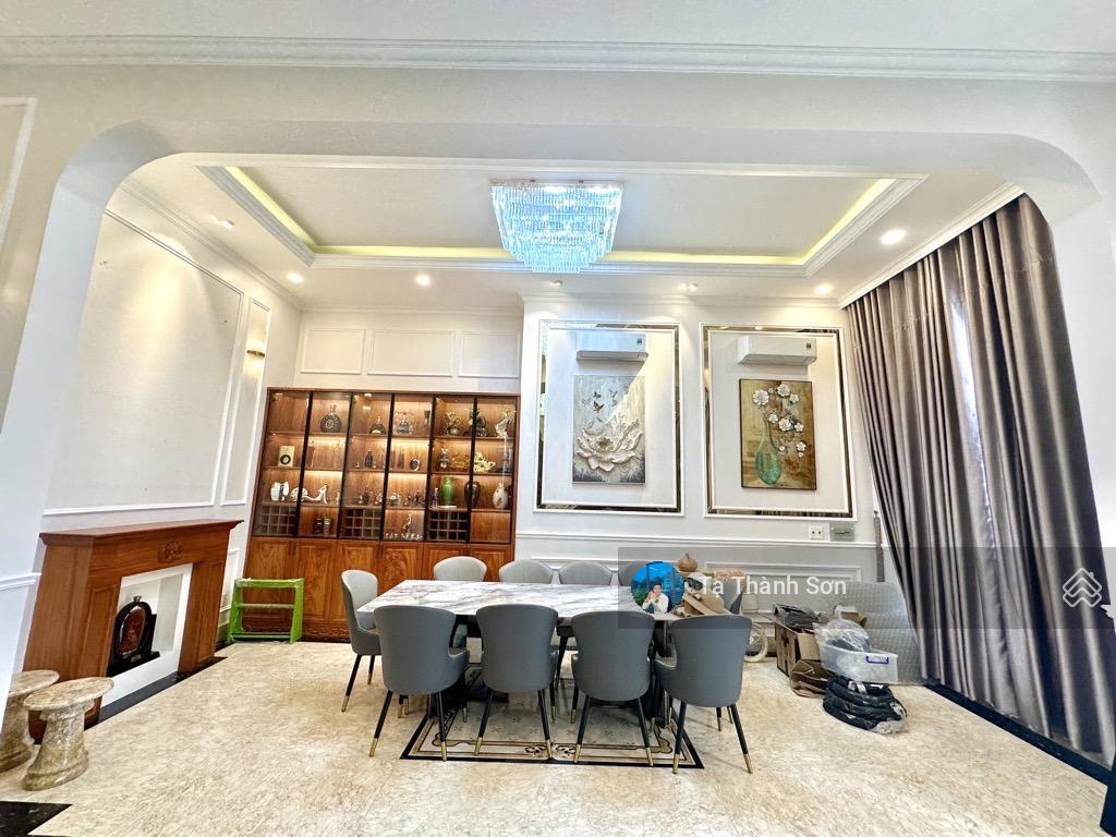 Biệt thự mặt tiền ngay bv thành phố, 427m2 , tặng full nội thất, chủ bán gấp, có hồ bơi lớn