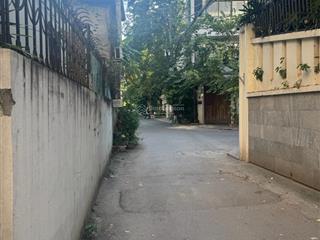 31m 5t mt 4m6 lâm du , bồ đề , long biên . giá 9ty81. ô tô vào nhà , đường ô tô tránh