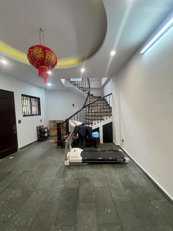 45 m 5 tầng mt 7,9 m nguyễn văn cừ. ô tô vào nhà. 20m ra ô tô tránh, dừng đỗ ngày đêm. nhà 3 thoáng