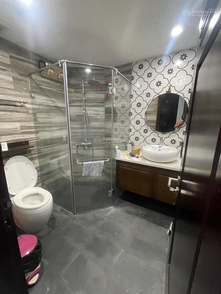 45 m 5 tầng mt 7,9 m nguyễn văn cừ. ô tô vào nhà. 20m ra ô tô tránh, dừng đỗ ngày đêm. nhà 3 thoáng