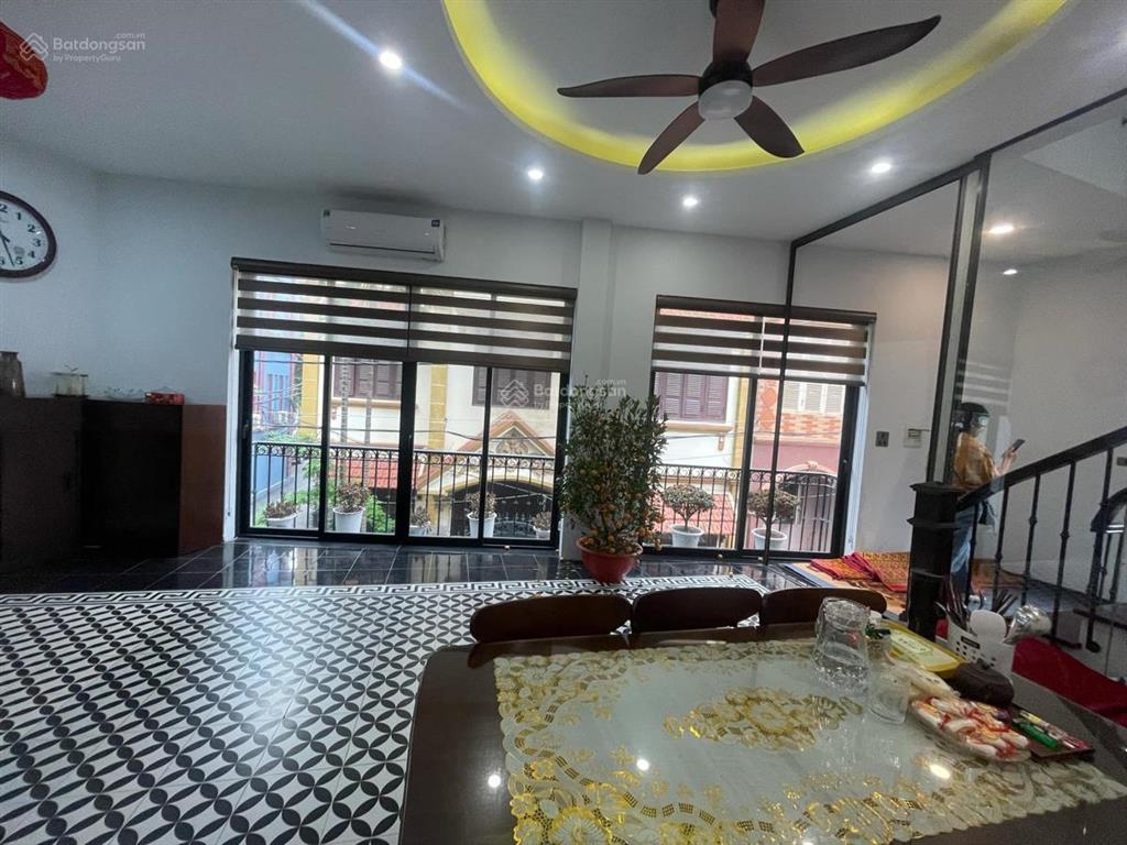 45 m 5 tầng mt 7,9 m nguyễn văn cừ. ô tô vào nhà. 20m ra ô tô tránh, dừng đỗ ngày đêm. nhà 3 thoáng