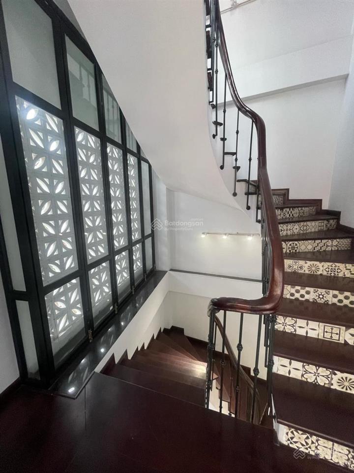 45 m 5 tầng mt 7,9 m nguyễn văn cừ. ô tô vào nhà. 20m ra ô tô tránh, dừng đỗ ngày đêm. nhà 3 thoáng