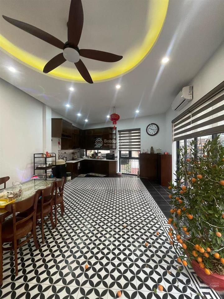 45 m 5 tầng mt 7,9 m nguyễn văn cừ. ô tô vào nhà. 20m ra ô tô tránh, dừng đỗ ngày đêm. nhà 3 thoáng