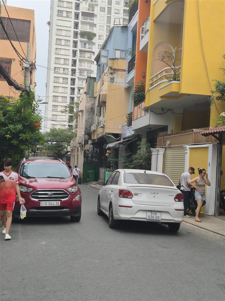 Nhà hxh 6m trung tâm bàu cát dt(4.2x15) trương công định. sổ vuông như a4 công nhận đủ. nhỉnh 7 tỷ