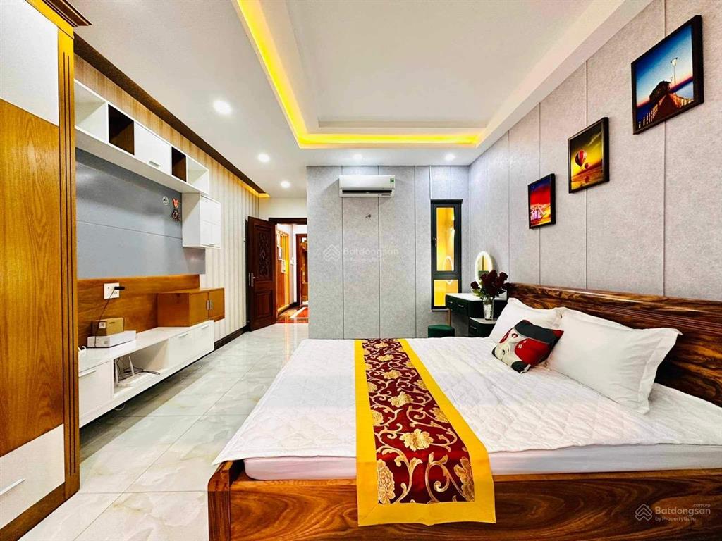 Siêu phẩm em chân dài hẻm xe hơi nguyễn văn khối p11 gần làng hoa 68m đúc 4 tầng full nội thất