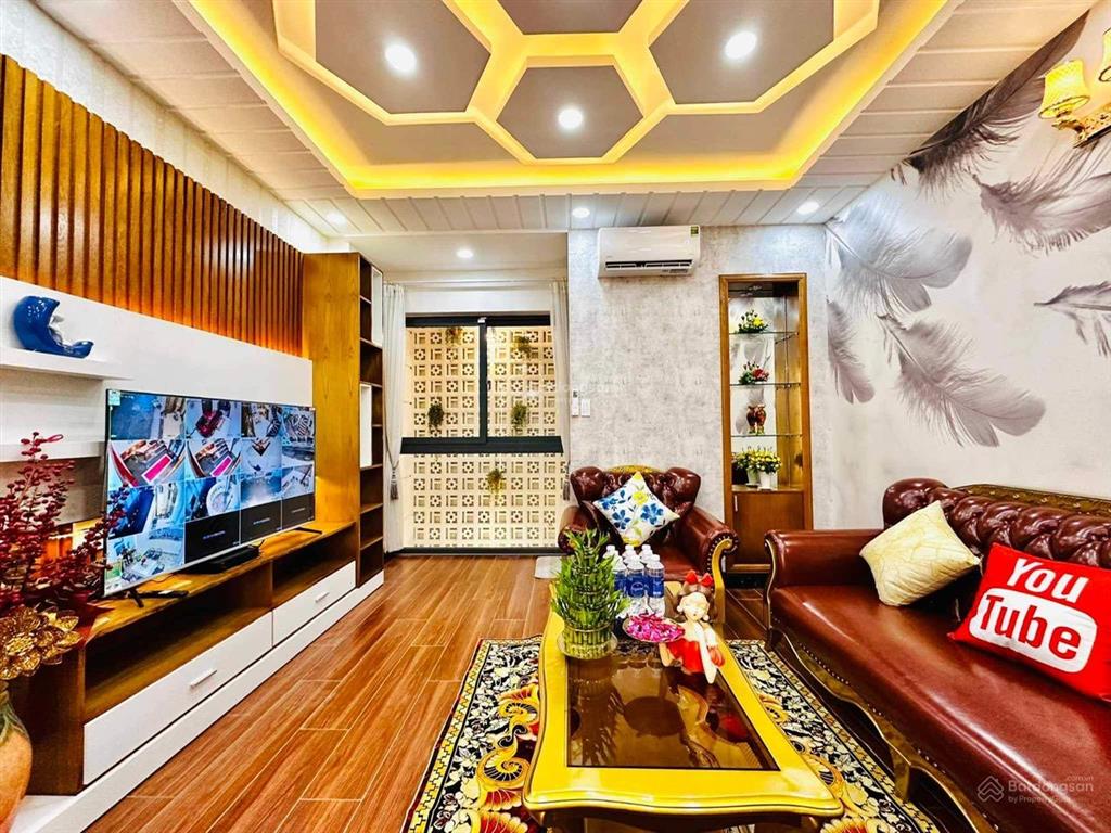 Siêu phẩm em chân dài hẻm xe hơi nguyễn văn khối p11 gần làng hoa 68m đúc 4 tầng full nội thất