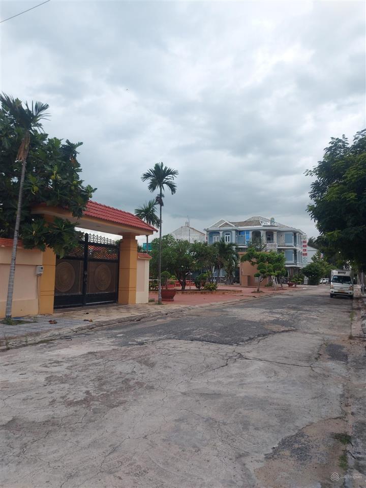 Bán đất nền kim tơ, hướng đông nam mát mẻ, sh đầy đủ, 92,5m2, giá 2,5 tỷ