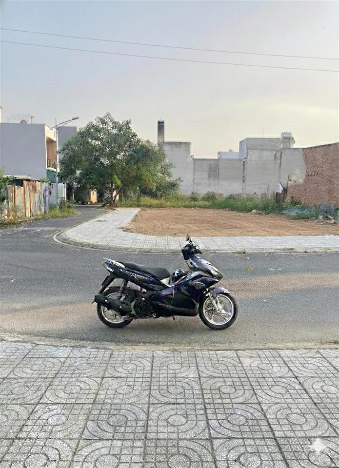 Lô góc 2 mặt tiền đường 16m kdc nam khang residence, dt 133 m2 (ngang 8,5m) giá 67 triệu/m2