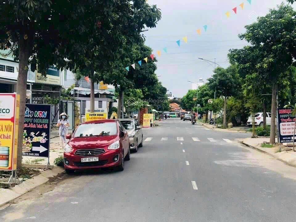 Lô góc 2 mặt tiền đường 16m kdc nam khang residence, dt 133 m2 (ngang 8,5m) giá 67 triệu/m2
