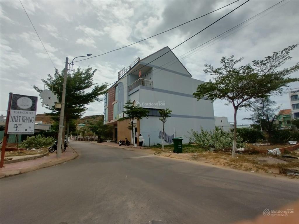 Cần bán gấp đất mặt tiền ngay đường vào khu du lịch eo gió. sổ hồng thổ cư ngang 6m dài 15m .