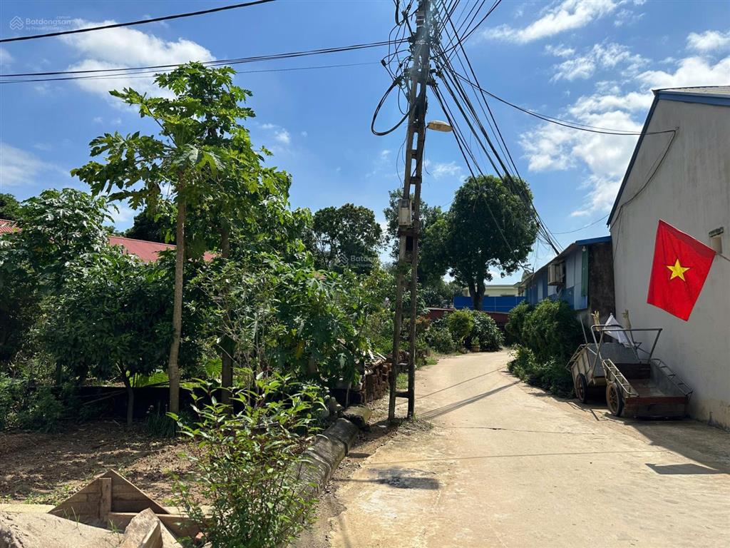 Tôi cần bán mảnh đất 2 mặt tiền góc, đường to kinh doanh buôn bán. hạ bằng  thạch thất  hà nội