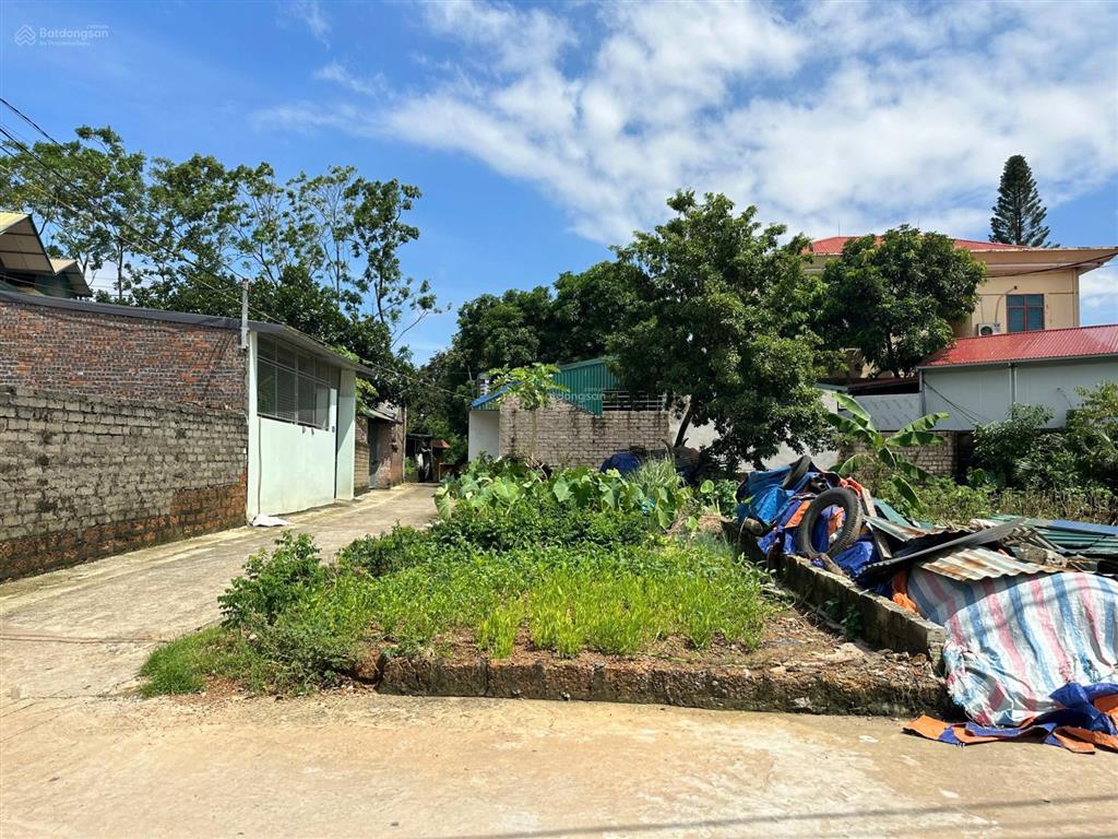 Tôi cần bán mảnh đất 2 mặt tiền góc, đường to kinh doanh buôn bán. hạ bằng  thạch thất  hà nội