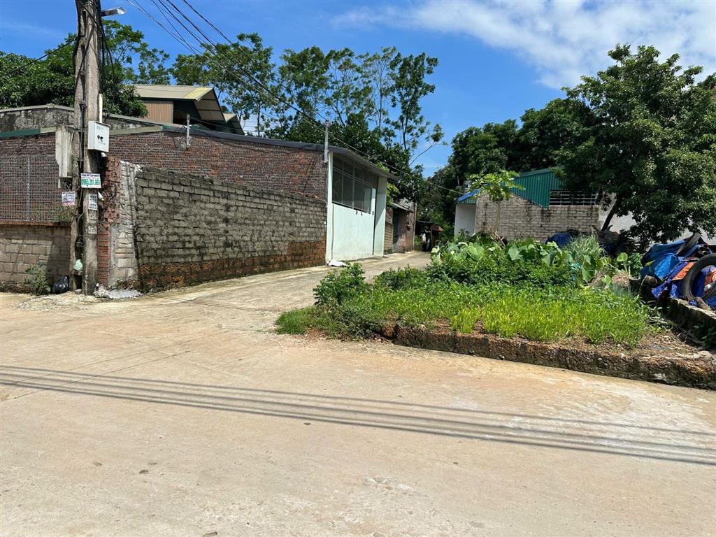 Tôi cần bán mảnh đất 2 mặt tiền góc, đường to kinh doanh buôn bán. hạ bằng  thạch thất  hà nội