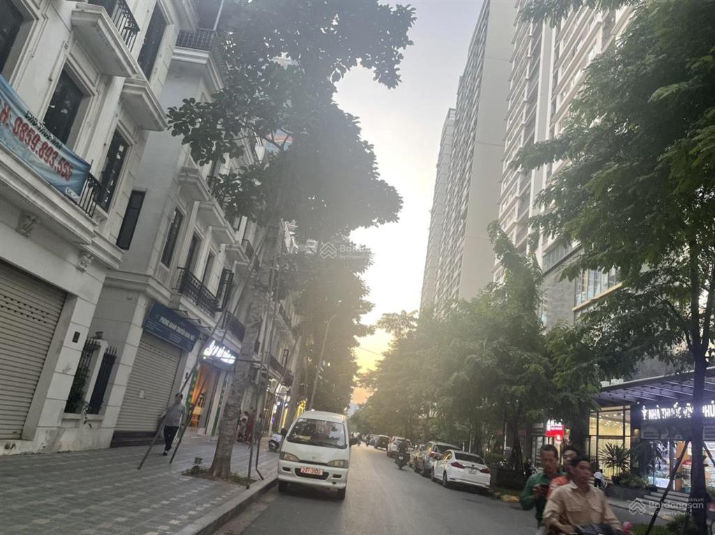 Bán gấp căn shophouse embassy garden mặt chung cư, giá tốt, dòng tiền sẵn