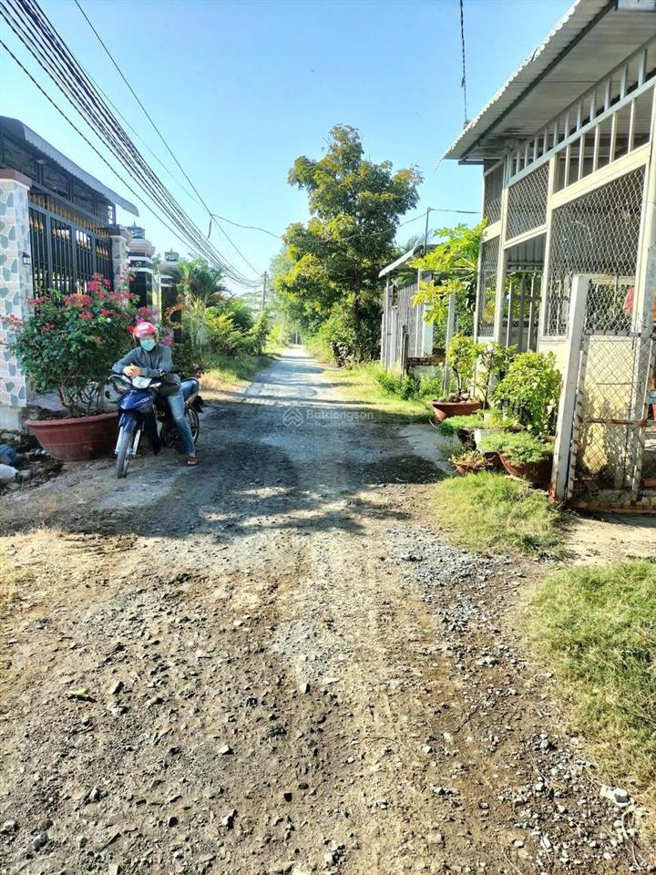 Tôi cần bán gấp lô đất bán gấp thổ cư 100m2 gần kcn tân đức giá 850 triệu, shr