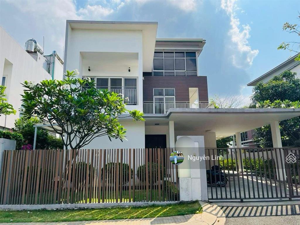 Chính chủ bán căn góc 2 mặt tiền biệt thự đơn lập riviera cove quận 9  0902 514 ***